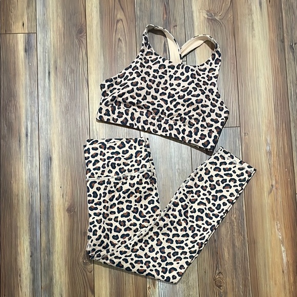 Women’s Fabletics Leopard Print Powerhold Leggings Cross Back Bra Top Size L - Picture 4 of 6